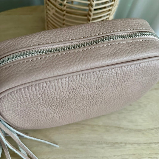 Lederen crossbodytas Nude/Poeder ‘tassel’ zilveren rits