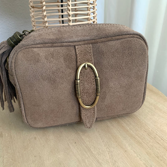 Prachtige stijlvolle tas suèdine leder ‘mud’ kleur afgeronde vorm