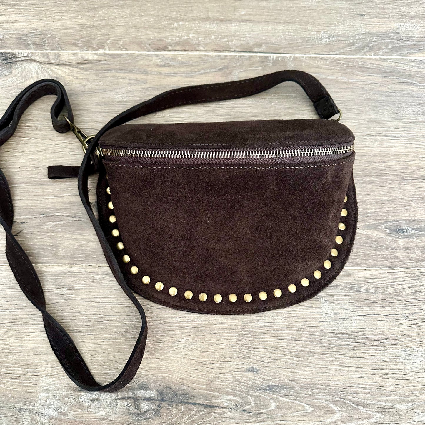 Crossbody tas met gouden studs Chocobruin suède