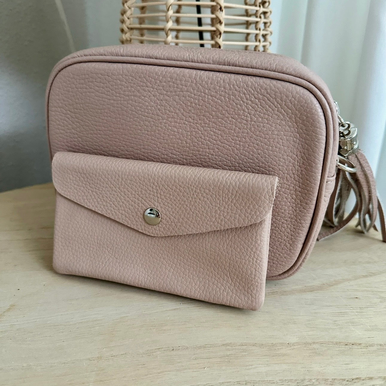 Lederen crossbodytas Nude/Poeder ‘tassel’ zilveren rits