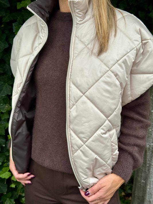 Ruim vallende gewatteerde bodywarmer- 2 kanten draagbaar- Ecru-Choco