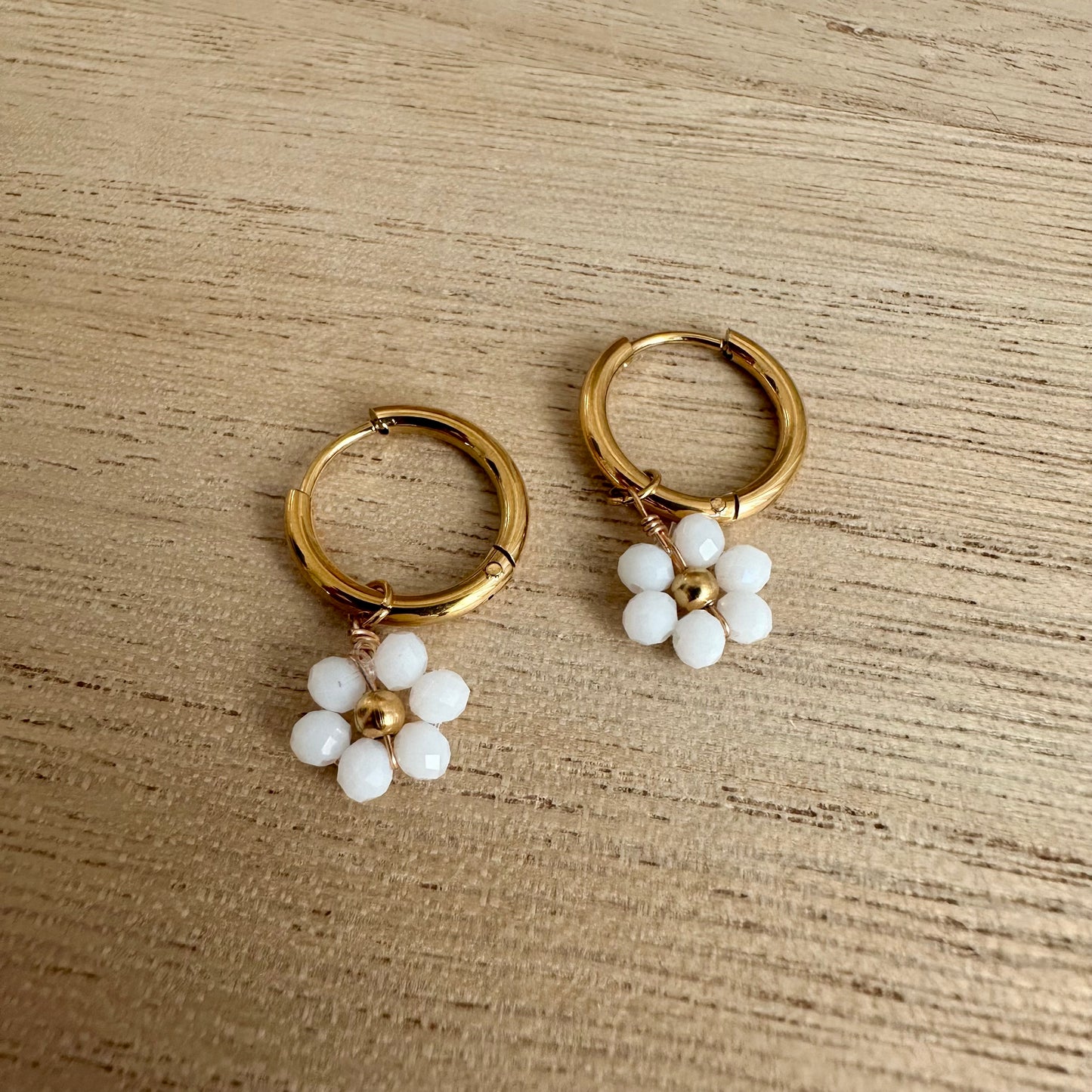 Oorring met hanger Witte bloem ‘Mat’