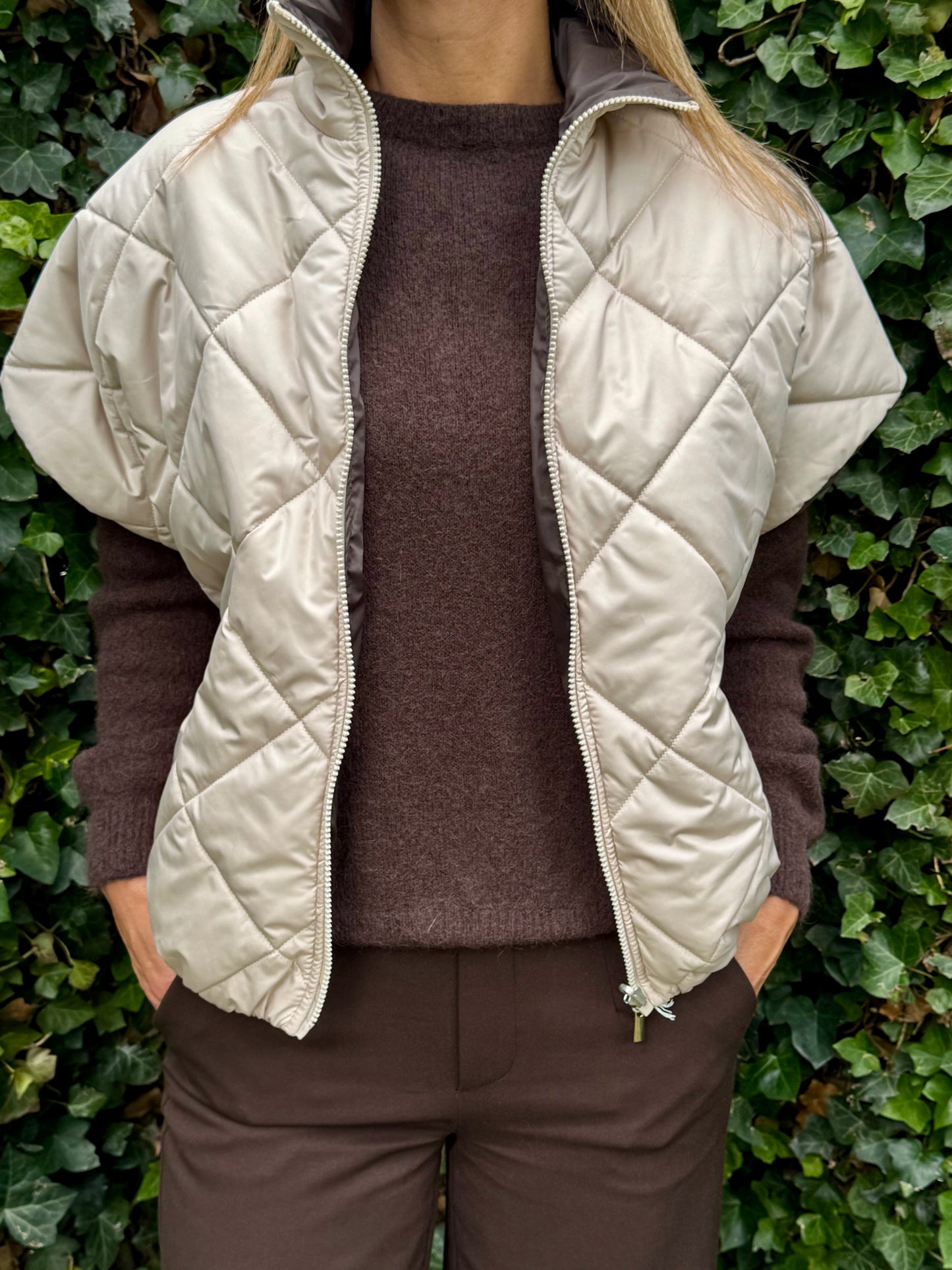 Ruim vallende gewatteerde bodywarmer- 2 kanten draagbaar- Ecru-Choco