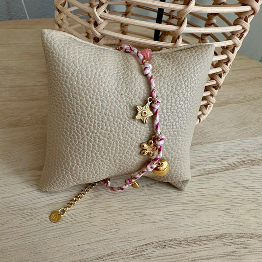 Touw armbandje met bedeltjes