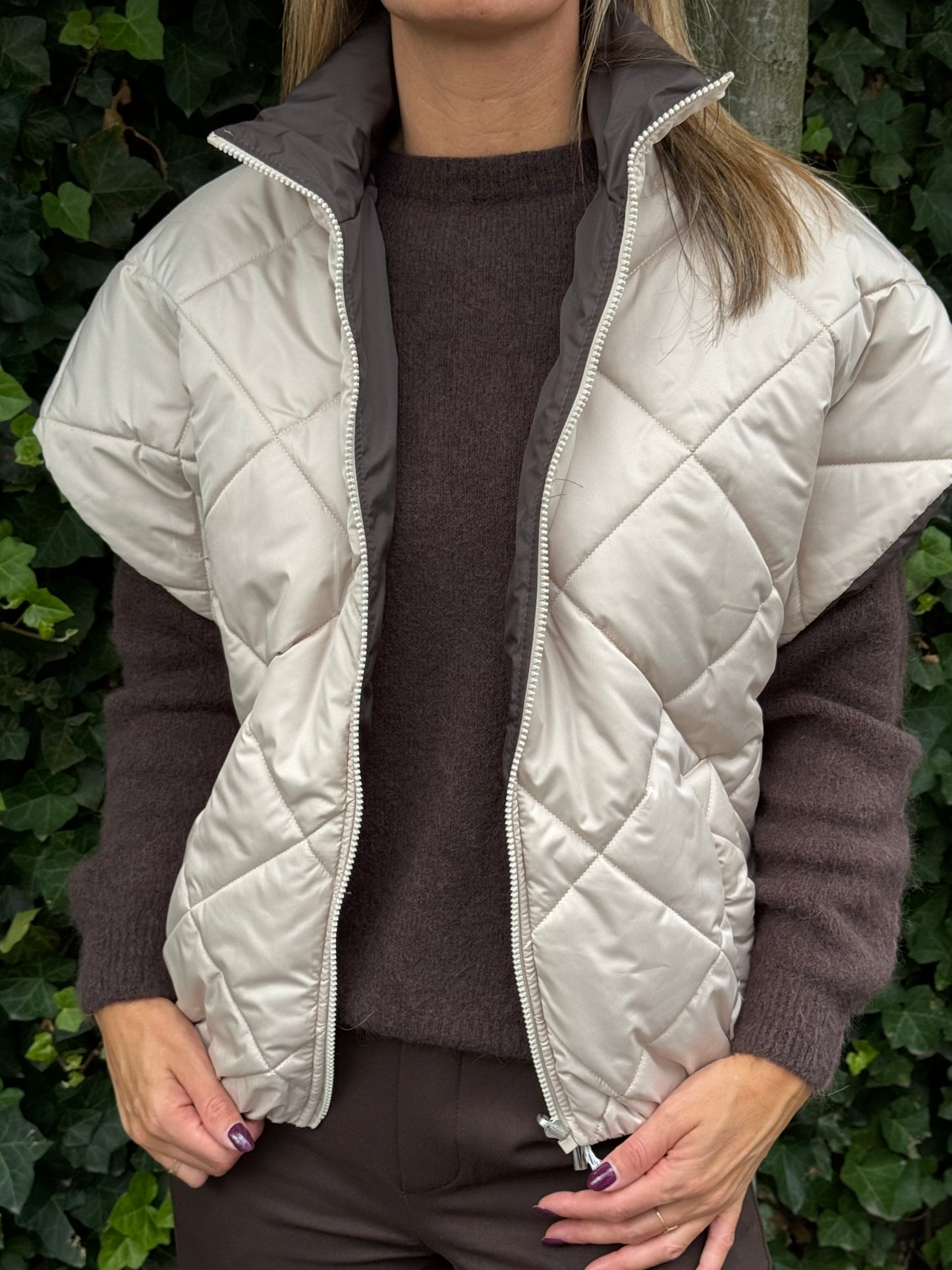 Ruim vallende gewatteerde bodywarmer- 2 kanten draagbaar- Ecru-Choco