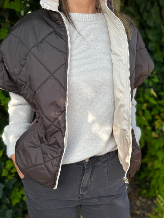 Ruimvallende gewatteerde bodywarmer-2 kanten draagbaar- Chocobruin-ecru