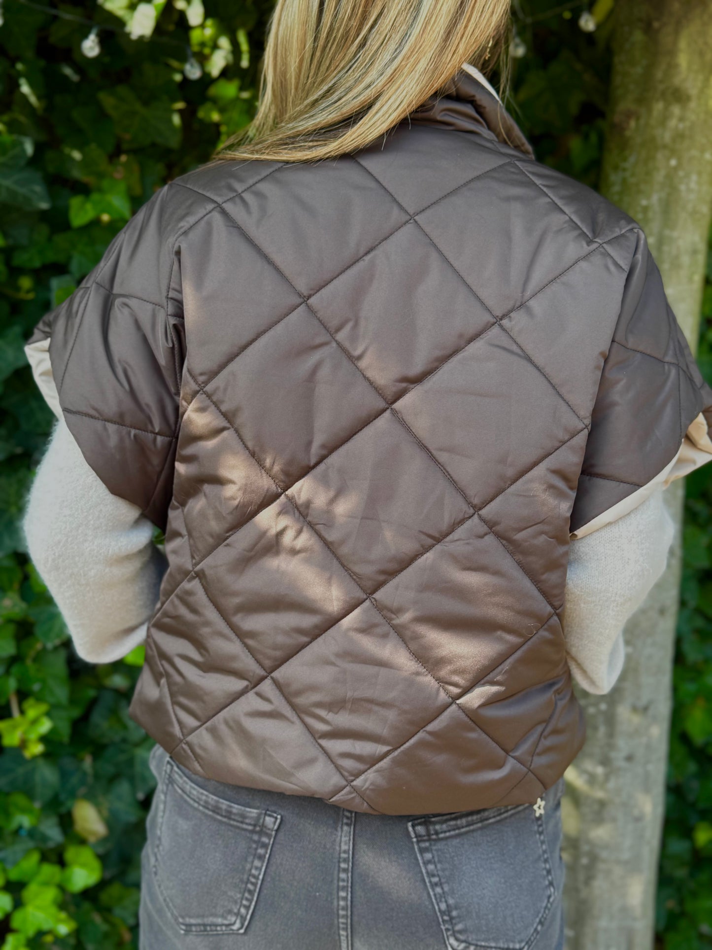 Ruimvallende gewatteerde bodywarmer-2 kanten draagbaar- Chocobruin-ecru