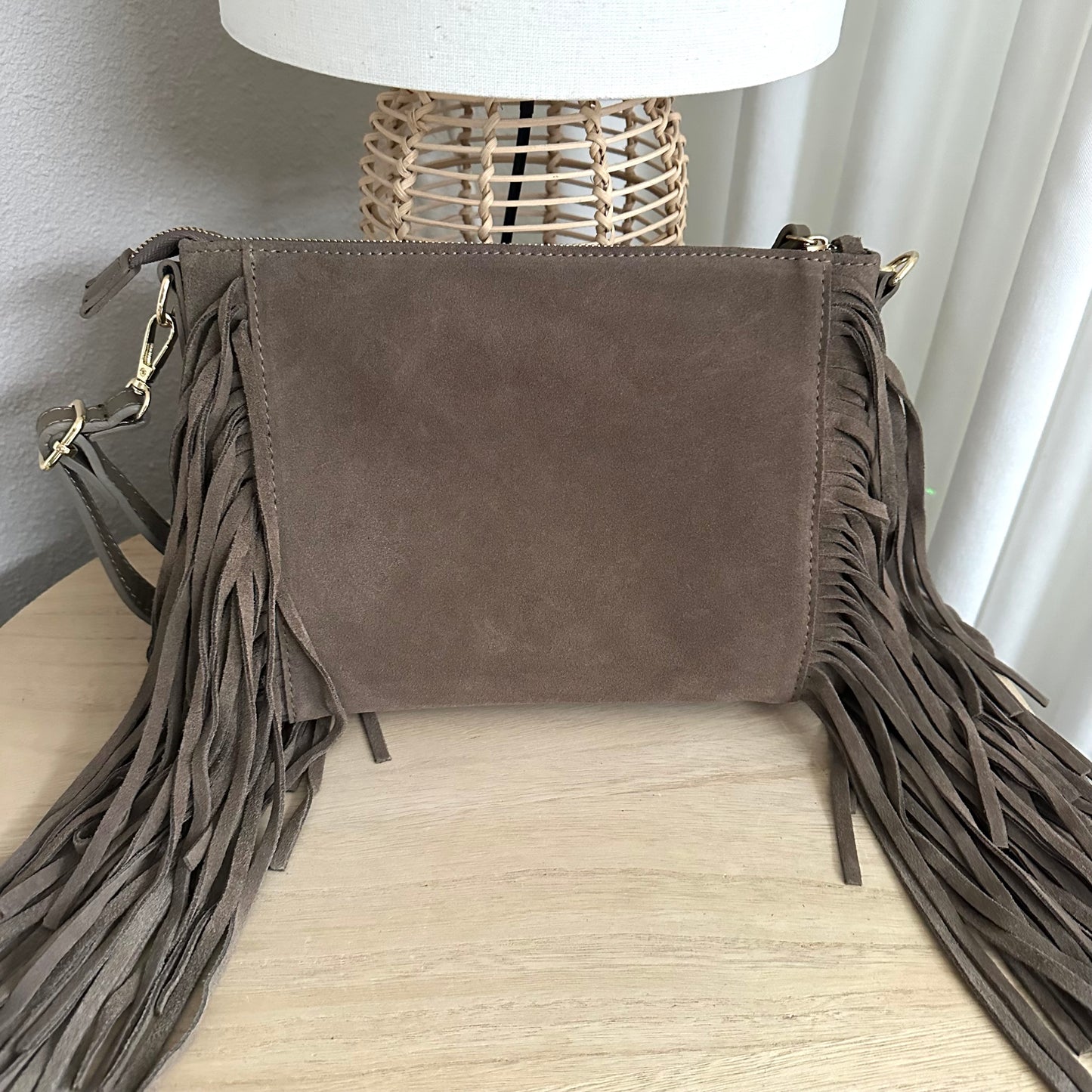 Rechthoekige tas suèdine met franjes Taupe
