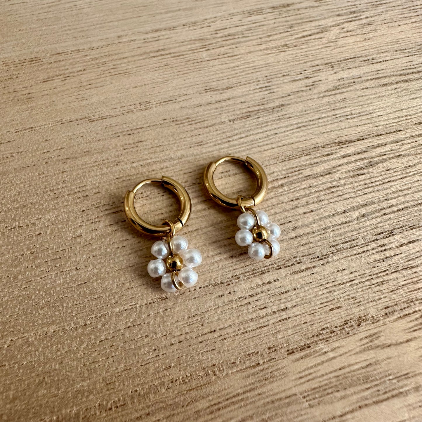 Oorring met hanger witte bloem ‘parel’