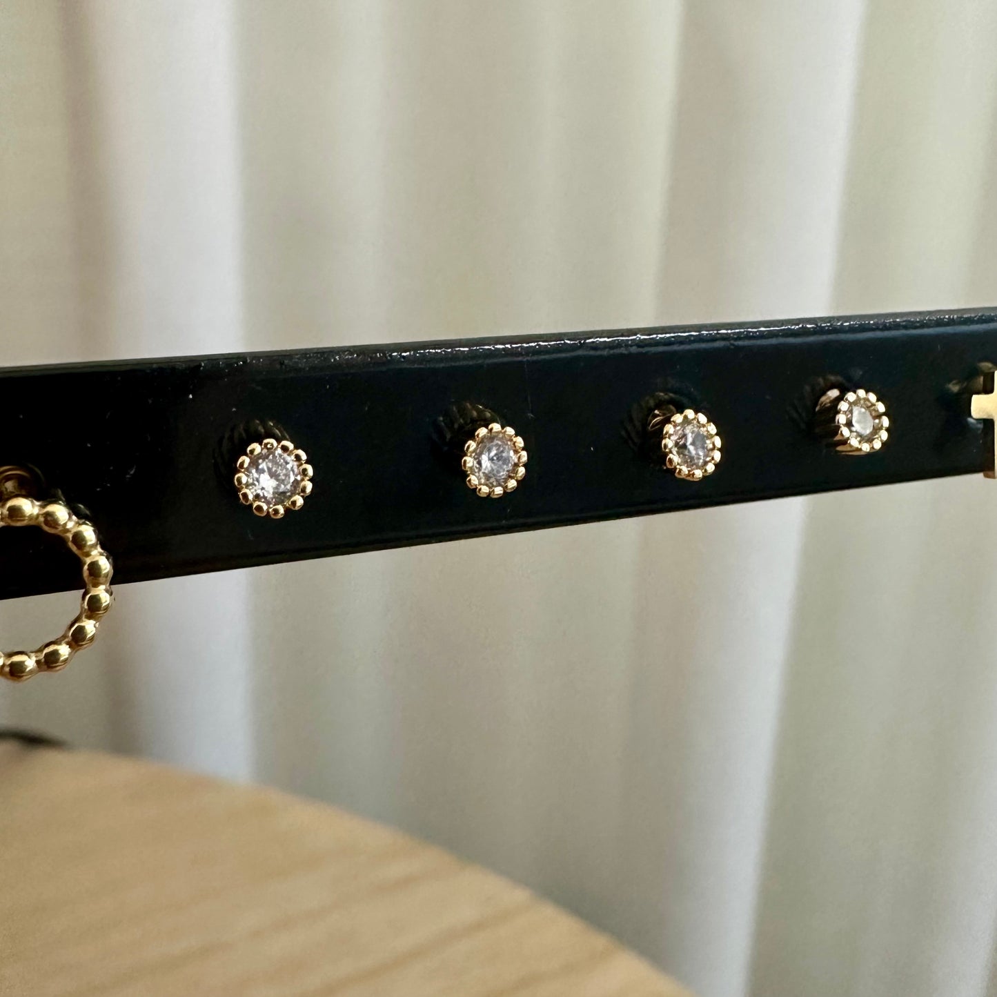 Oorstuds zirkonia steentje met goudrandje