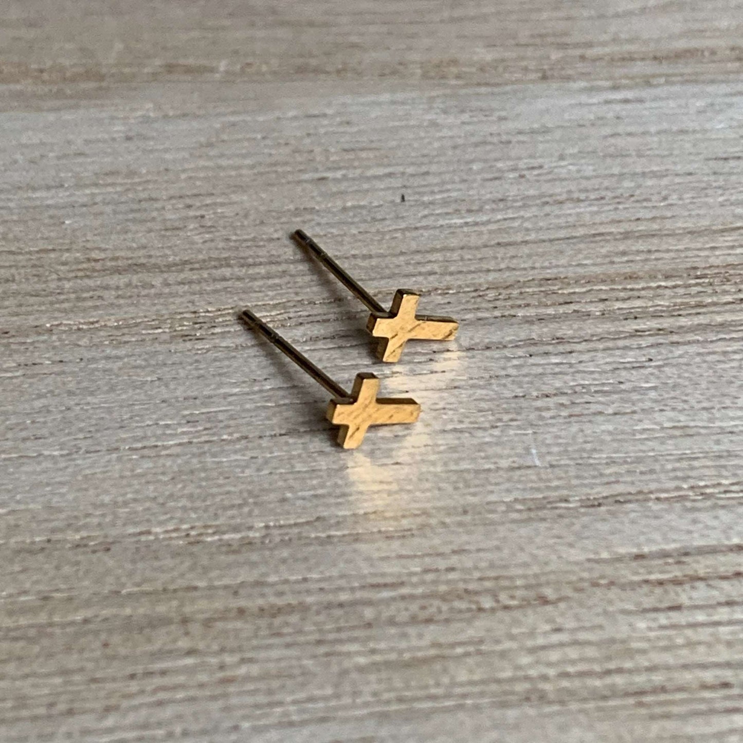 Oorstuds mini kruisje Goud