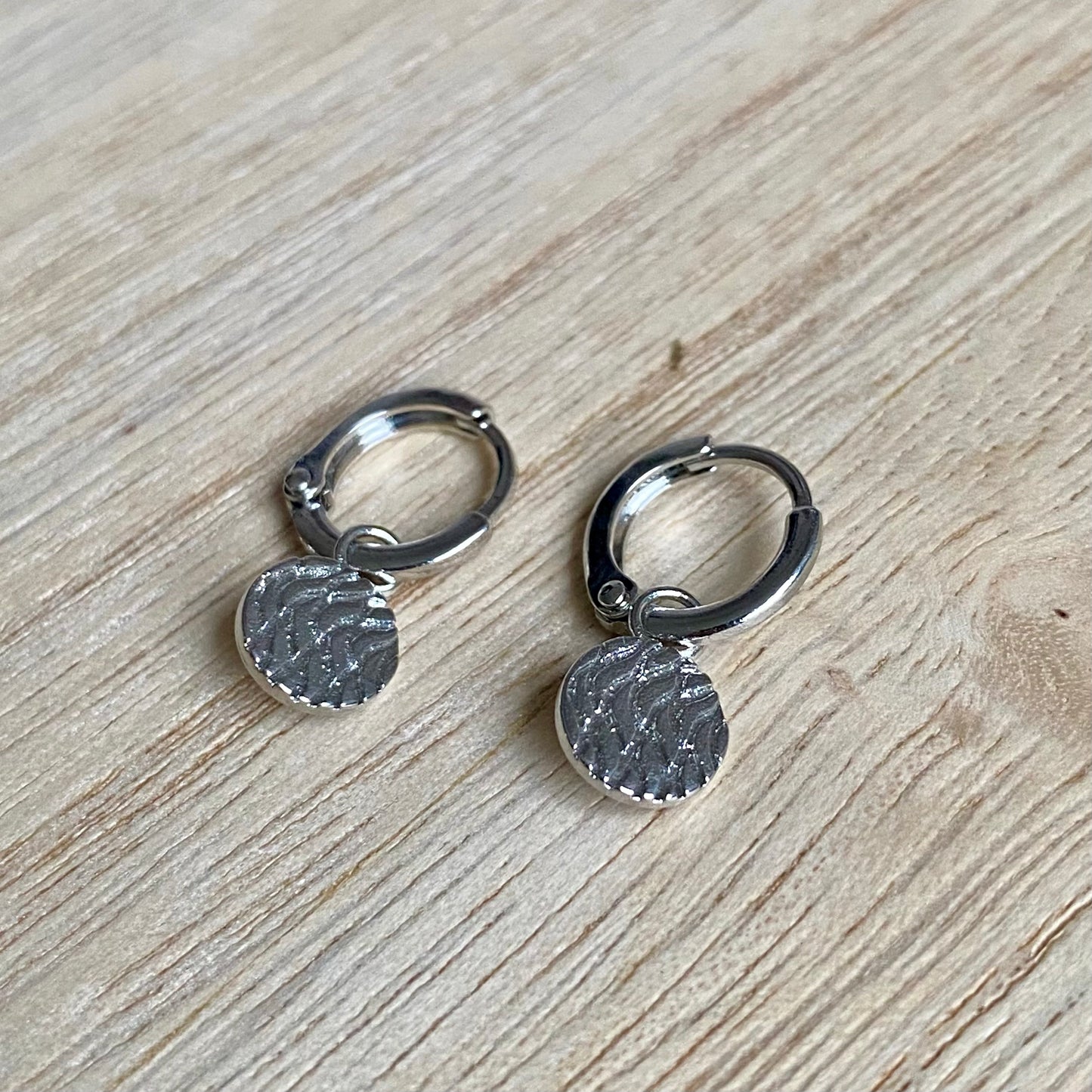 Oorringen met hangertje in vorm van muntje Zilver