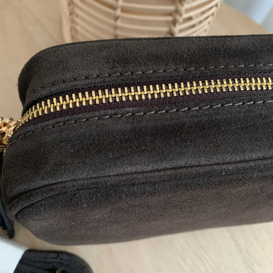 Prachtige stijlvolle Tas suèdine leder Choco bruin afgeronde vorm