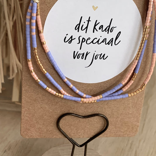 Armbandje drie laags op kaartje incl. kaarthouder