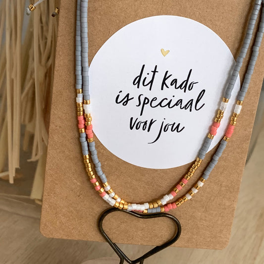 Armbandje twee laags op kaartje incl. kaarthouder