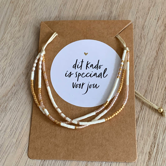 Armbandje 3 laags op kaartje incl. kaarthouder