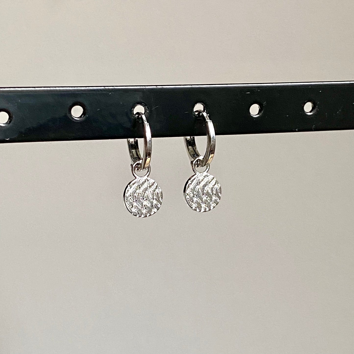 Oorringen met hangertje in vorm van muntje Zilver