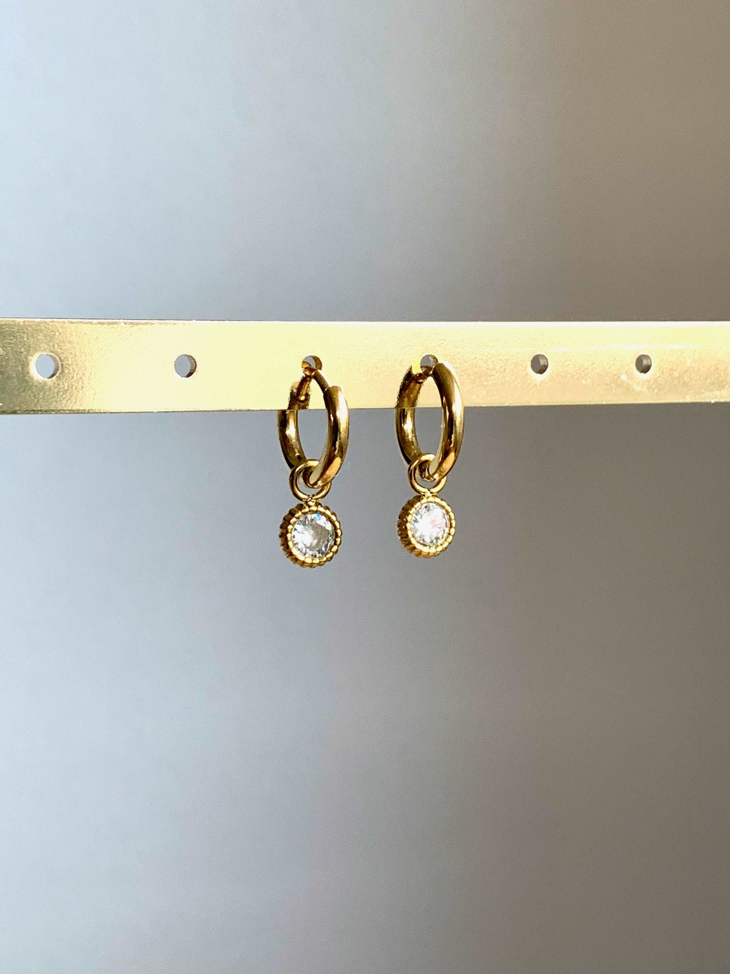 Oorringen steentje met geribbelde rand Goud