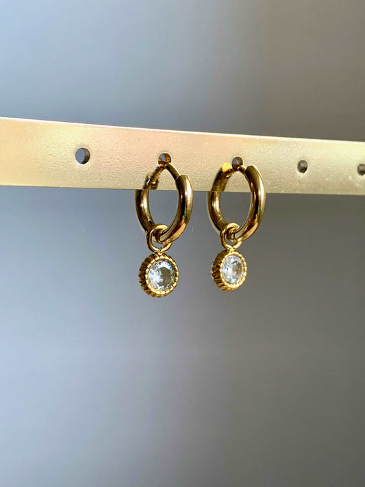 Oorringen steentje met geribbelde rand Goud