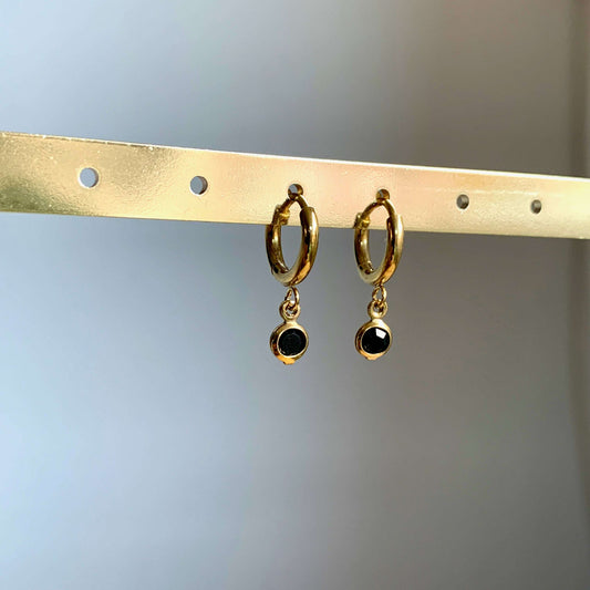 Oorringen Goud met klein Zwart steentje