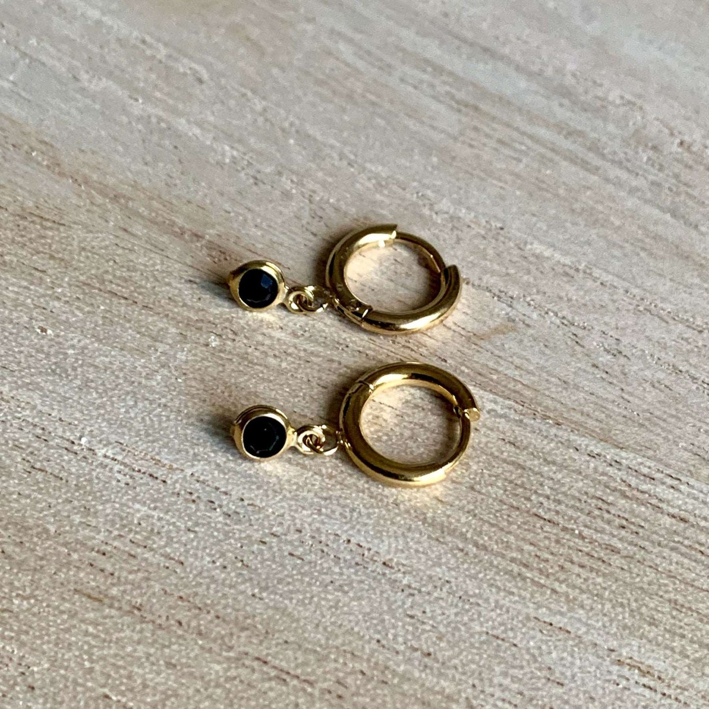 Oorringen Goud met klein Zwart steentje