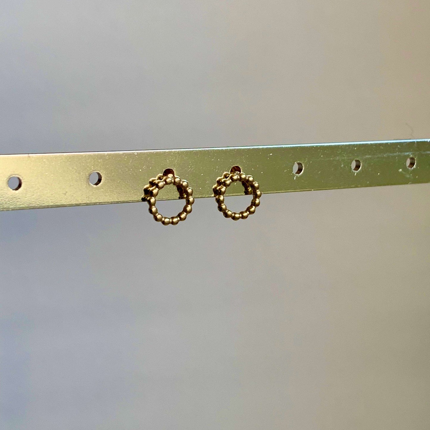 Oorstuds open rondje ribbel Goud