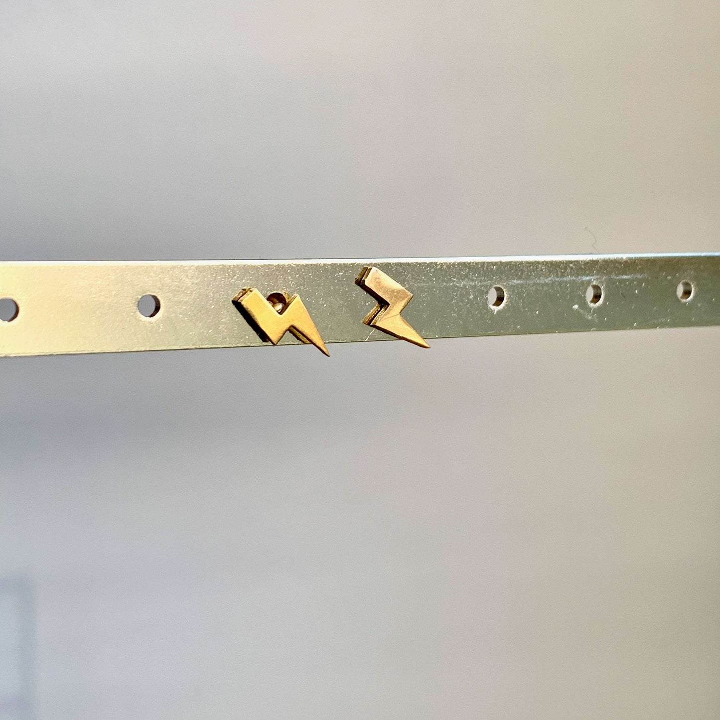 Oorstuds bliksem Goud