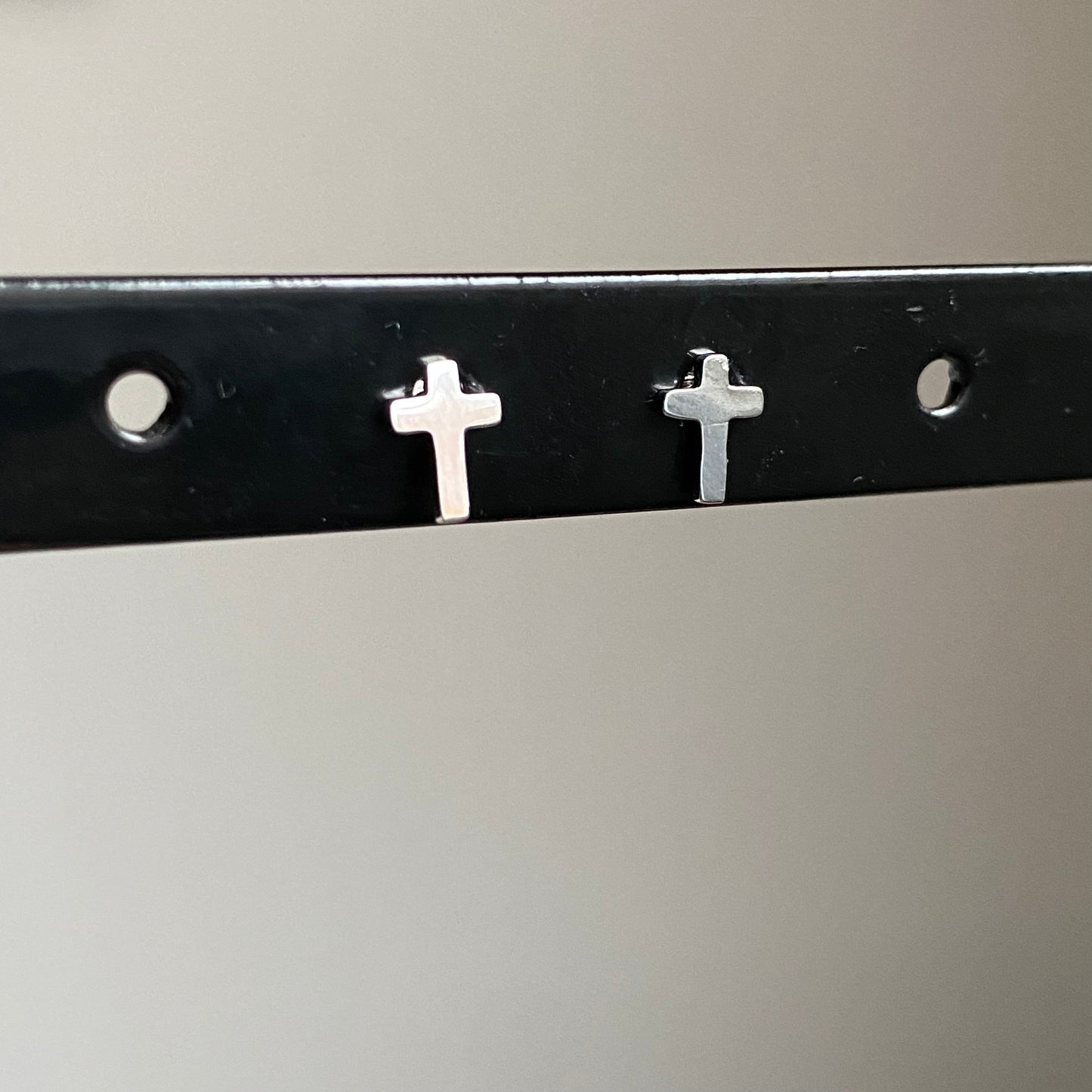 Oorstuds mini kruisje Zilver