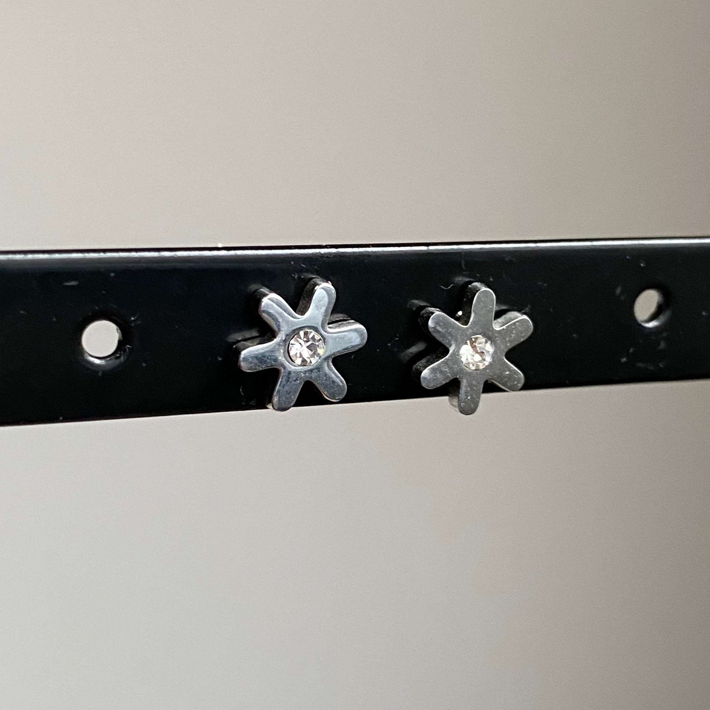 Oorstuds bloemetje met steentje Zilver