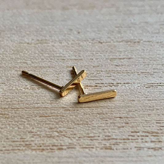 Oorstuds mini staafje Goud met afgeronde hoekjes