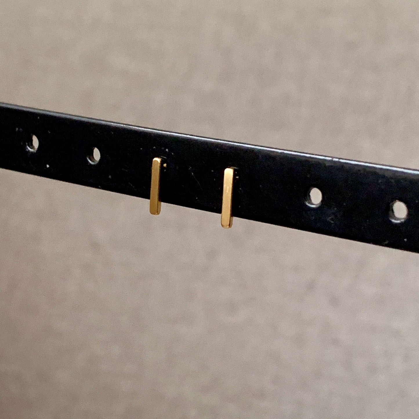 Oorstuds mini staafje Goud met afgeronde hoekjes