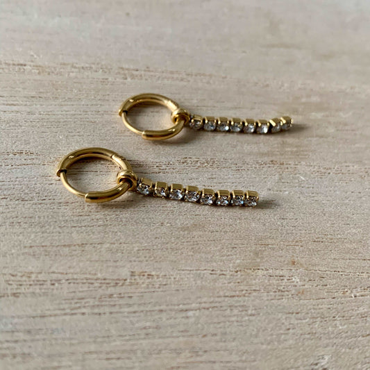 Oorringen Goud met koordjes van kleine strass steentjes