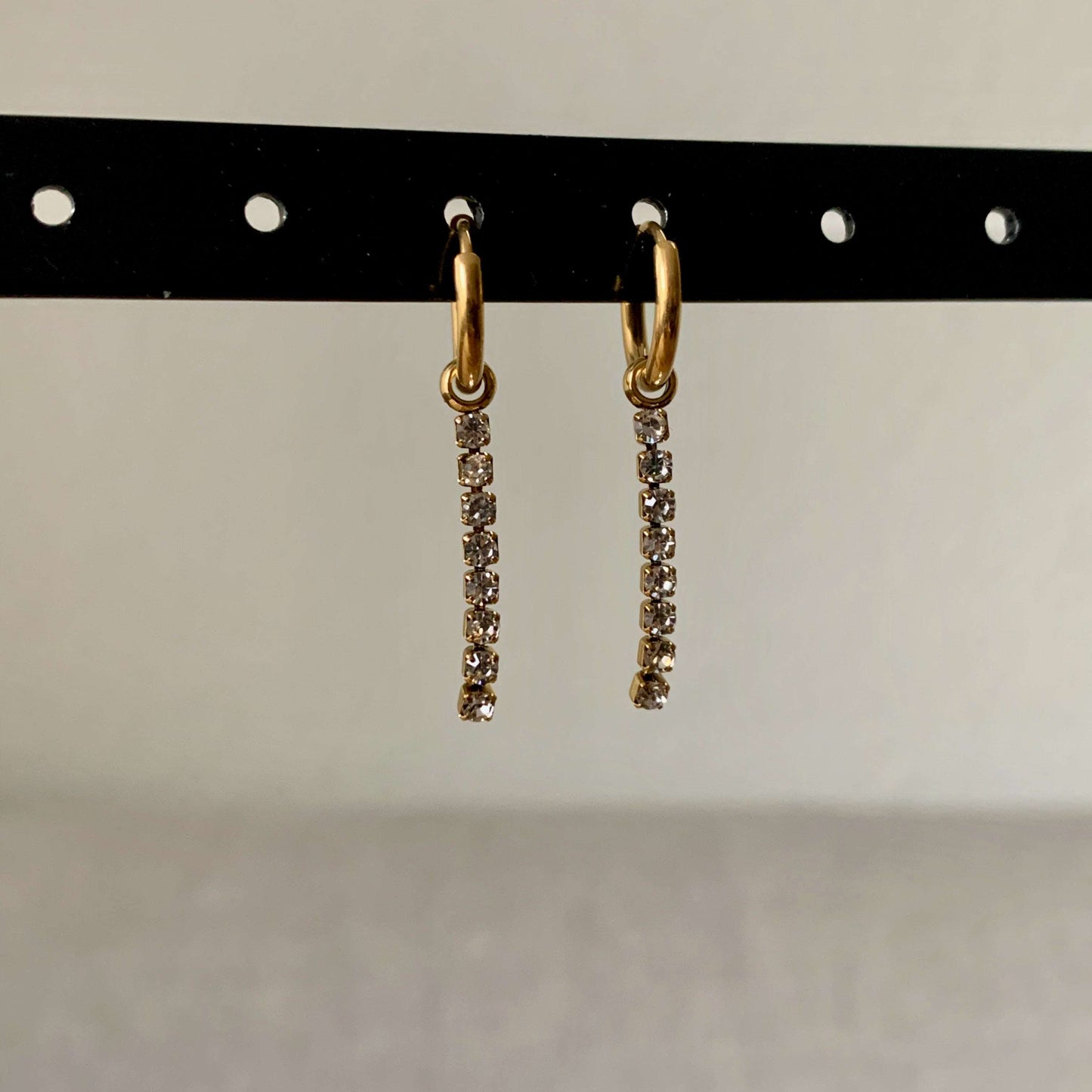 Oorringen Goud met koordjes van kleine strass steentjes