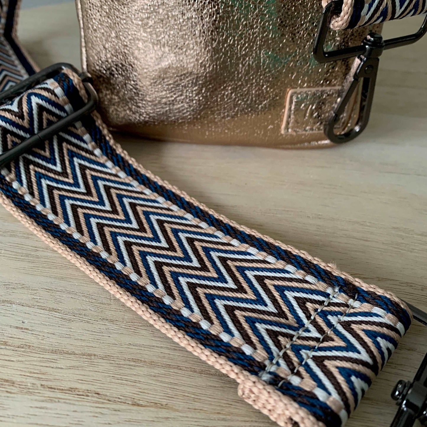 Telefoontasje/schoudertasje 'Blitz' Champagne/Roségoud metallic inclusief twee banden