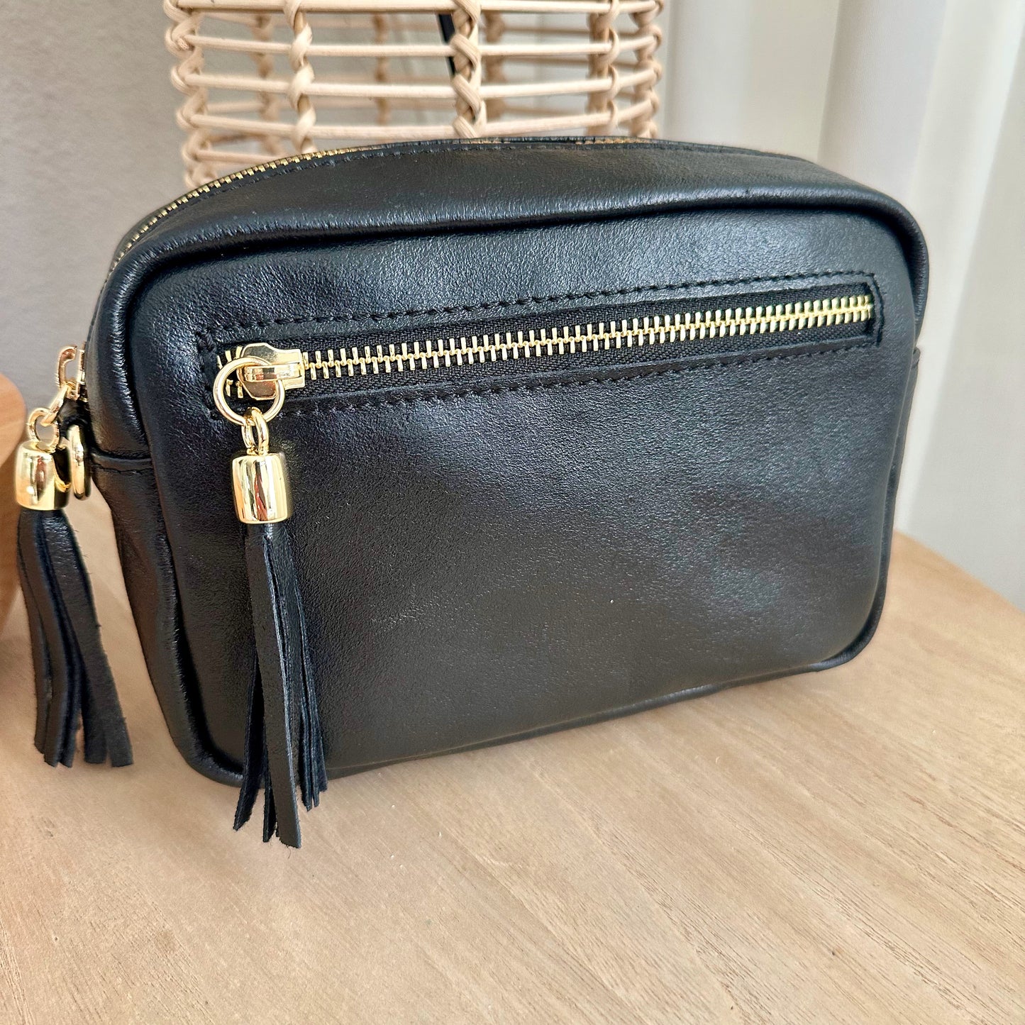 Lederen crossbody tas Zwart met glansje 'Tassel' met gouden ritsje