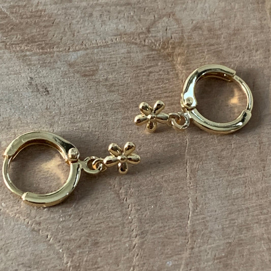 Oorringen Goud met als hanger een minimalistisch bloemetje