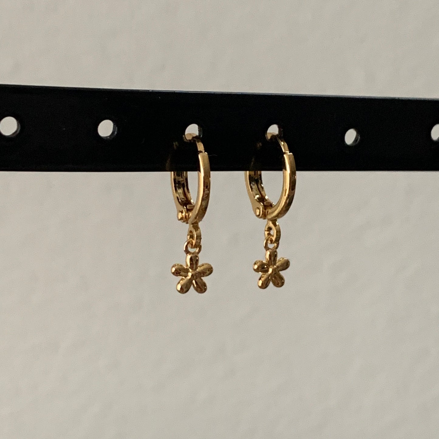 Oorringen Goud met als hanger een minimalistisch bloemetje