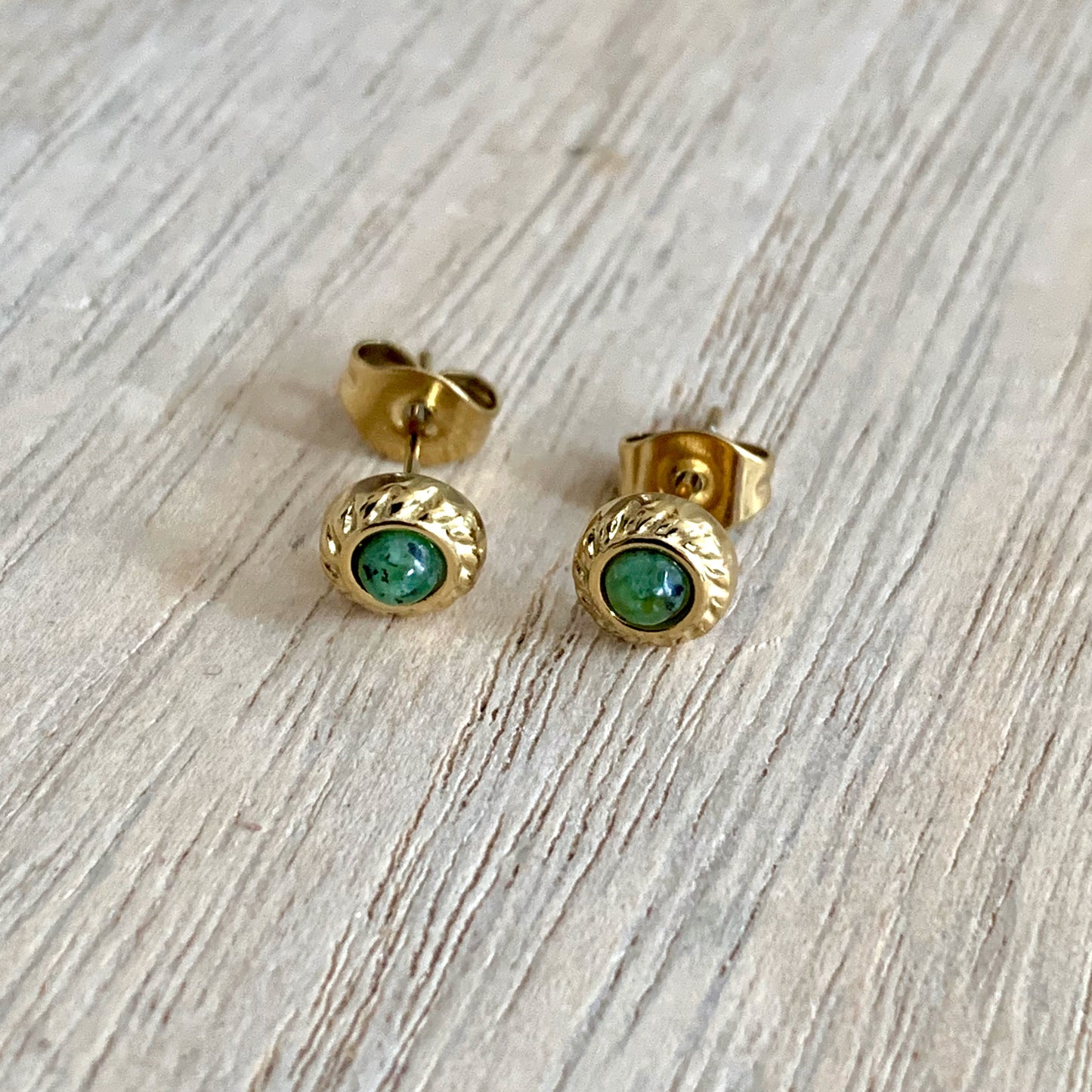 Oorstuds met groen knopje