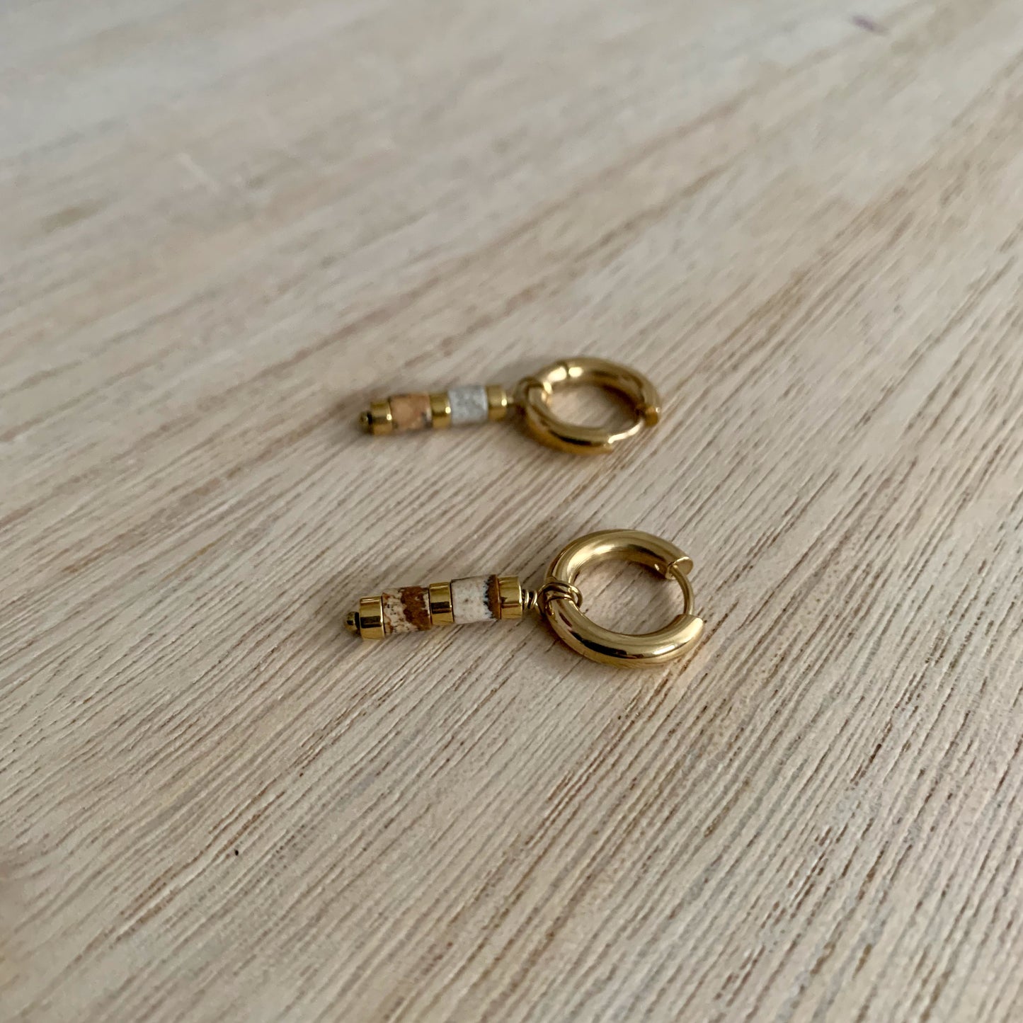 Oorbellen kraaltjes en gouden details- goud/beige