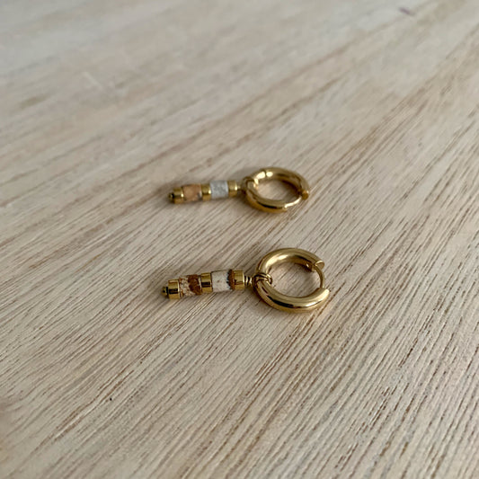 Oorbellen kraaltjes en gouden details- goud/beige