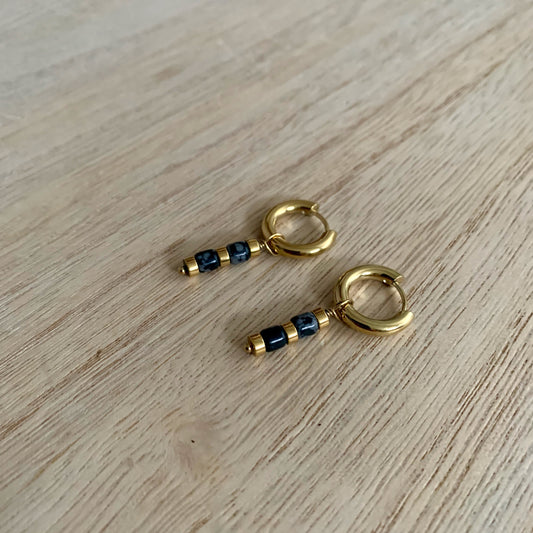 Oorbellen kraaltjes en gouden details- zwart/goud