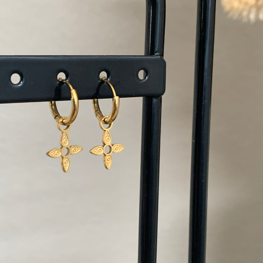 Oorringetje met gouden bedeltje