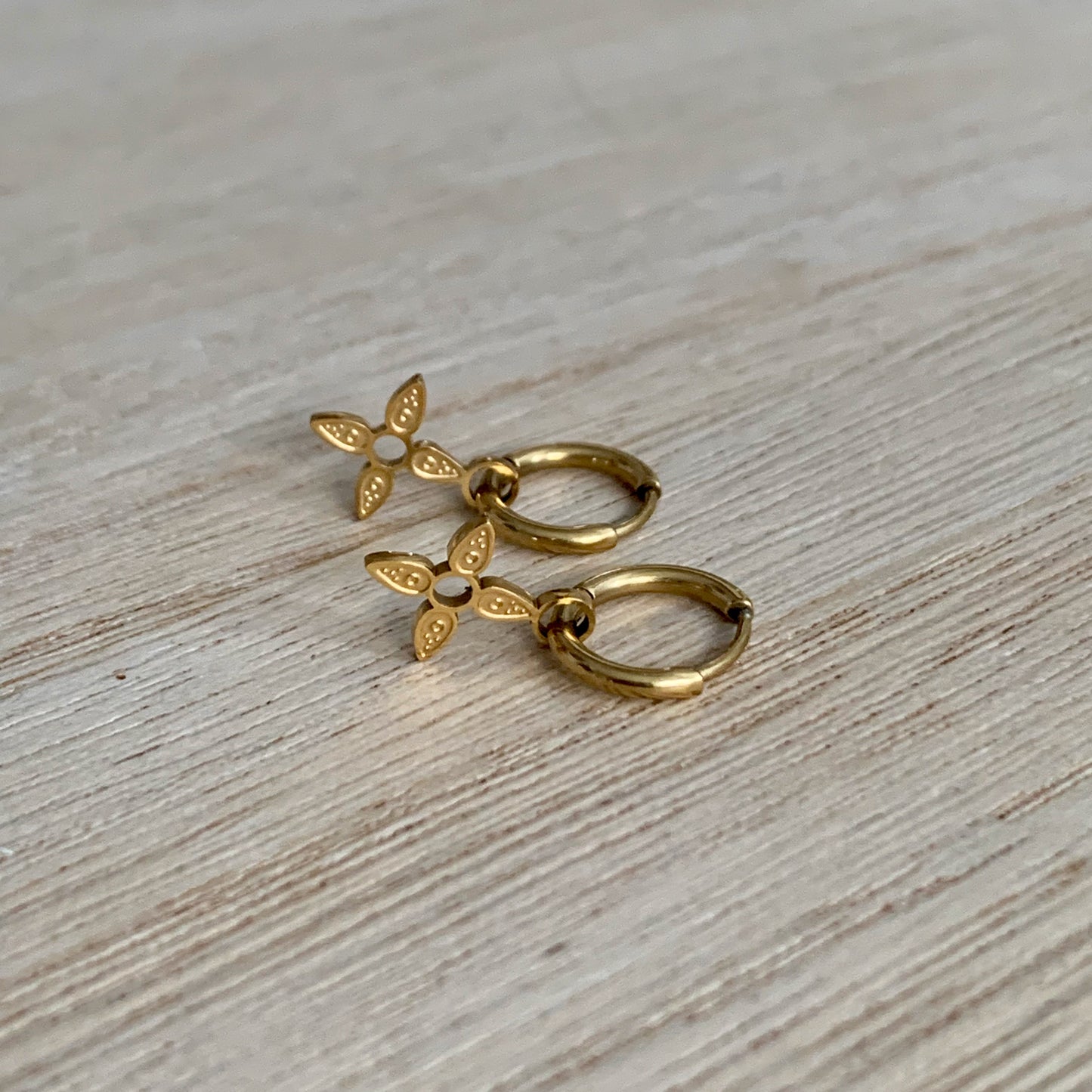 Oorringetje met gouden bedeltje