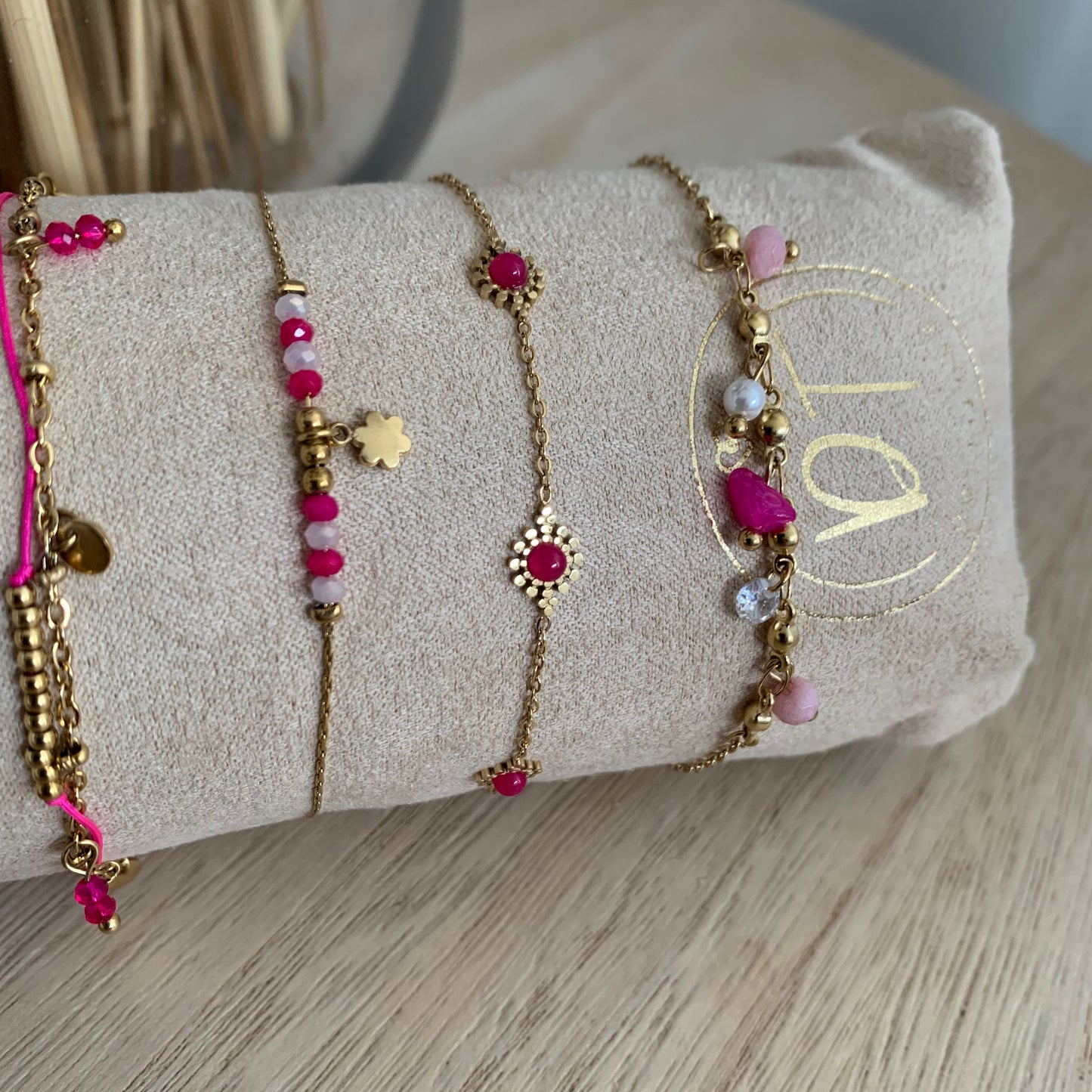 Armbandje bloemetje Fuchsia-Goud