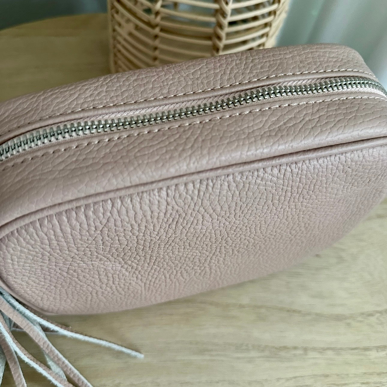 Lederen crossbodytas Nude/Poeder ‘tassel’ zilveren rits