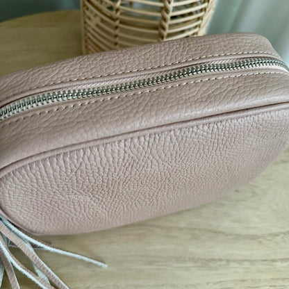 Lederen crossbodytas Nude/Poeder ‘tassel’ zilveren rits