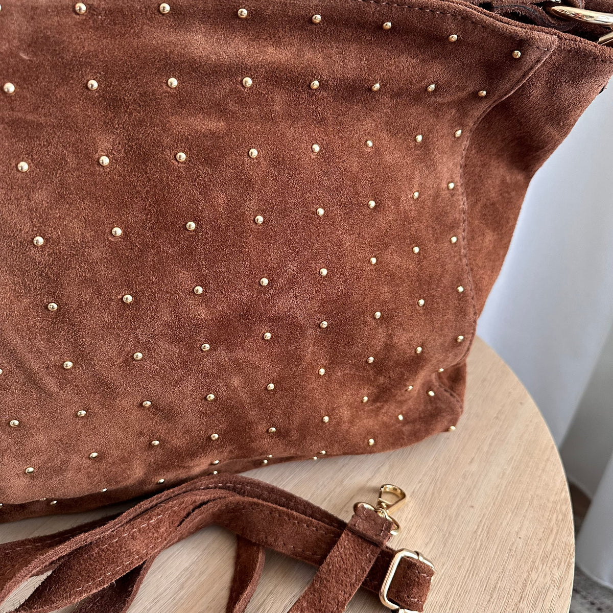 Prachtige Cognackleurige suèdine tas met kleine gouden studs