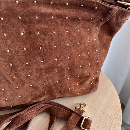 Prachtige Cognackleurige suèdine tas met kleine gouden studs