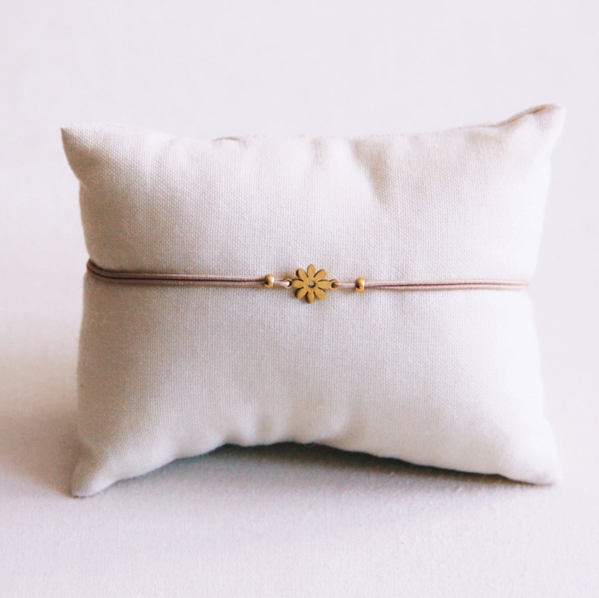 Elastische armband met mini bloem Taupe