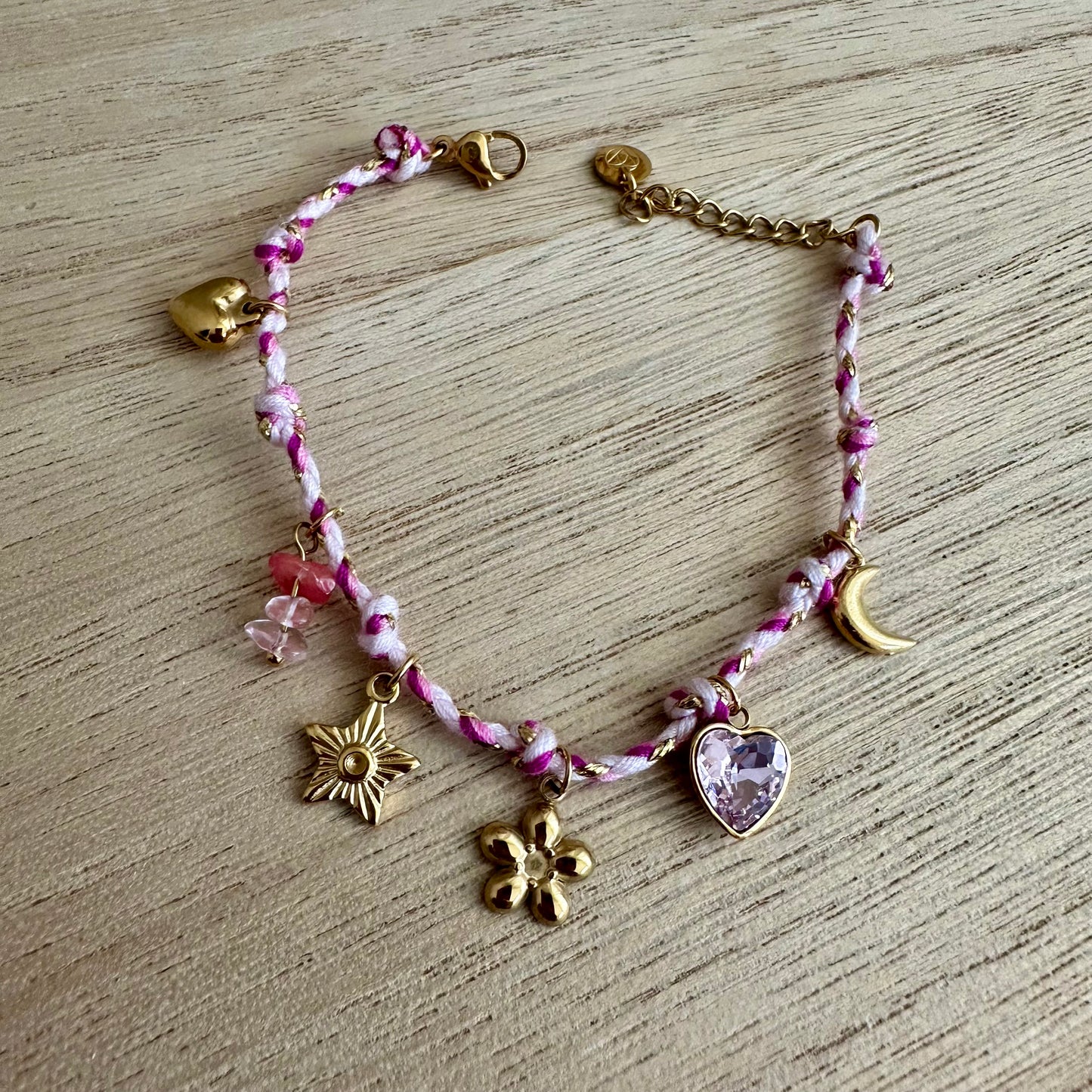 Touw armbandje met bedeltjes